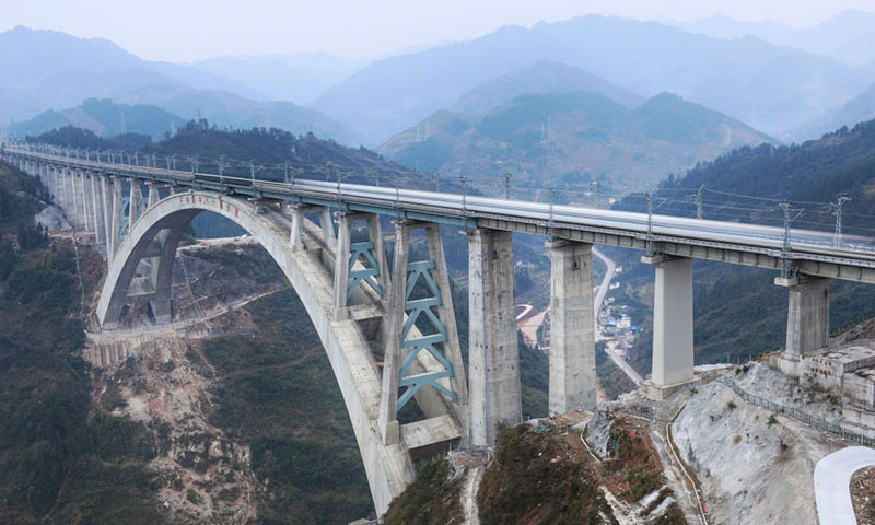 2018年1月11日，一列动车组测试列车驶过夜郎河大桥。（新华社记者 刘续 摄）