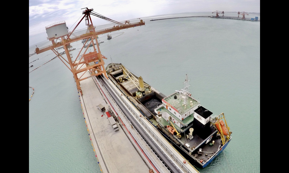 越南永新一期电厂专用煤码头为高桩梁板型式，平台长230米、宽25米，安装有两台卸料能力为1250吨小时的桥式抓斗卸船机。（林丹丹 摄）