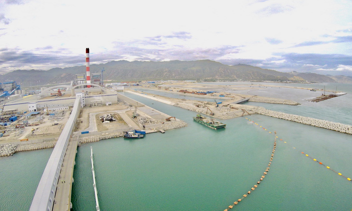 随着长长的泵管的输送，疏浚物质被转移到永新电力中心东侧永新综合码头用于填海造地。（林丹丹 摄）