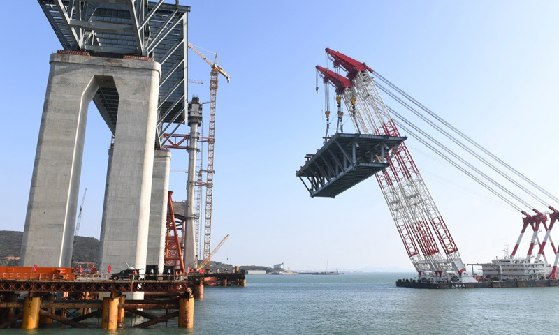 2018年1月22日，福建平潭海峡公铁两用大桥首跨3400吨钢桁梁成功架设。图为起重能力达3600吨的“大桥海鸥”号起重船在进行吊装作业。（新华社记者 林善传 摄）