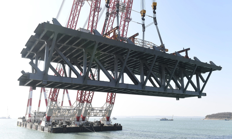 起吊中的平潭海峡公铁两用大桥3400吨钢桁梁。（新华社记者 林善传 摄）