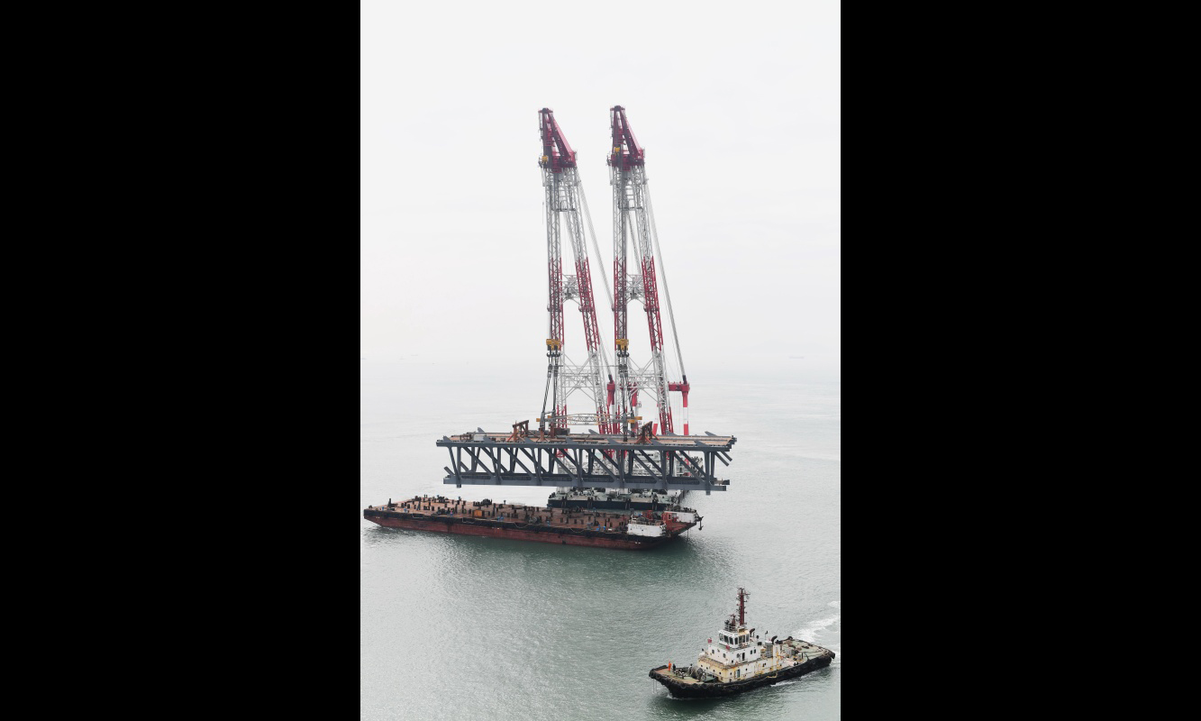 起重能力达3600吨的“大桥海鸥”号起重船在进行吊装作业。（新华社记者 林善传 摄）