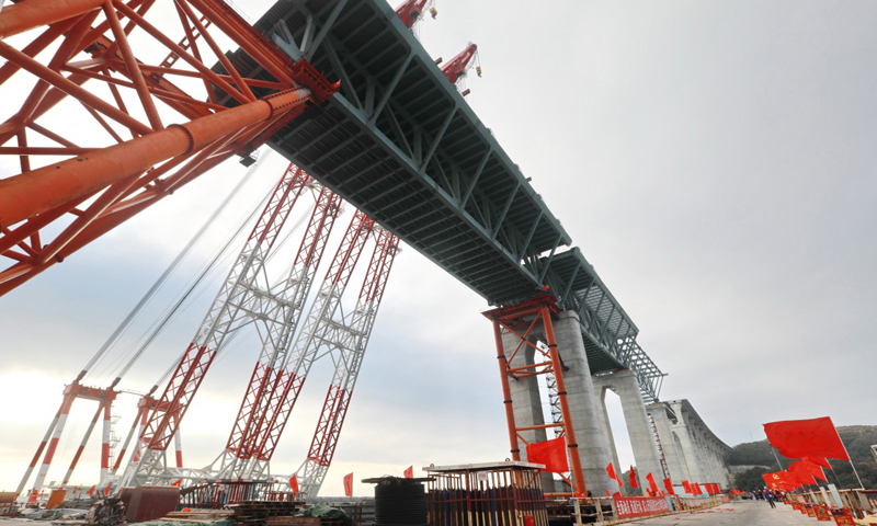 2018年1月22日，平潭海峡公铁两用大桥首跨3400吨钢桁梁成功架设。（新华社记者 林善传 摄）