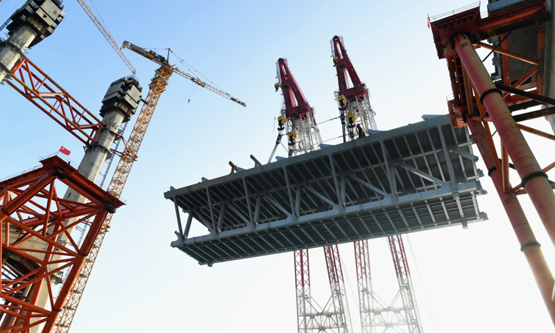 2018年1月22日，平潭海峡公铁两用大桥首跨3400吨钢桁梁接近桥墩位。（新华社记者 林善传 摄）