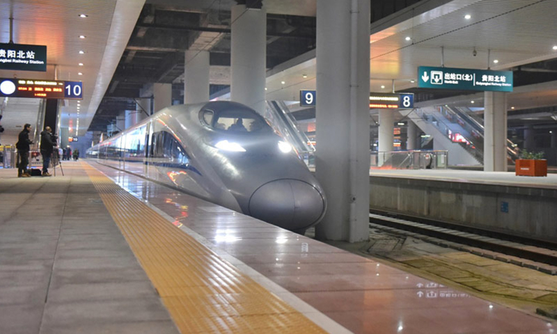 1月25日，渝贵铁路从贵阳北到重庆西的D8592次首发动车从贵阳北站驶出。当日，设计时速200公里的渝贵铁路全线开通运营。（新华社记者 欧东衢摄）