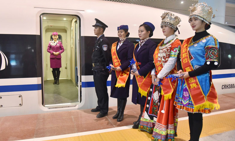 1月25日，在贵阳北站，渝贵铁路从贵阳北到重庆西的D8592次首发动车乘务员在等待旅客乘车。当日，设计时速200公里的渝贵铁路全线开通运营。（新华社记者 欧东衢摄）