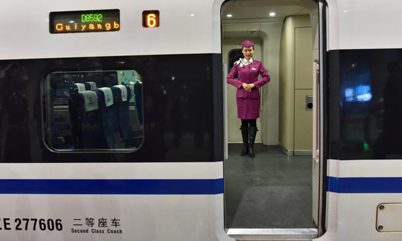 1月25日，在贵阳北站，渝贵铁路从贵阳北到重庆西的D8592次首发动车乘务员在等待旅客乘车。当日，设计时速200公里的渝贵铁路全线开通运营。（新华社记者 欧东衢摄）