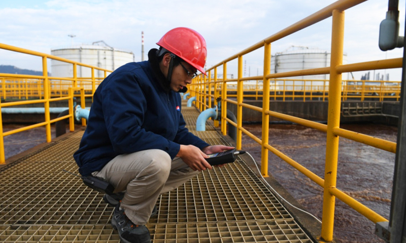 在中国石油广西石化公司，一名工作人员正在对水质进行检测。（新华社记者 陆波岸 摄）
