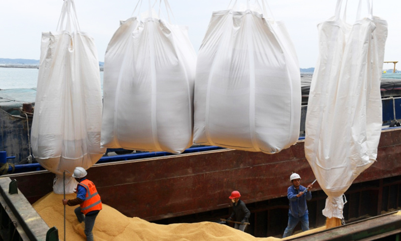 在广西钦州港中粮5万吨级码头，工作人员在进行装卸作业。（新华社记者 陆波岸 摄）