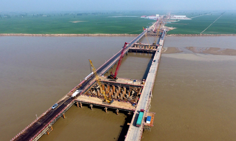 4月17日，施工中的郑济高铁郑州黄河特大桥（无人机航拍）。（新华社记者 朱祥 摄）