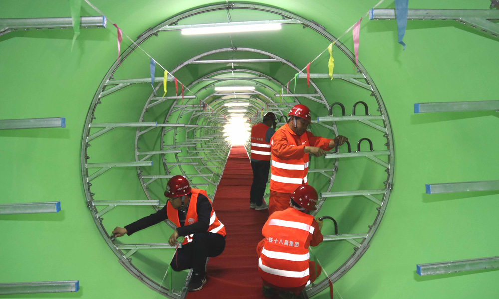 竹缠绕城市综合管廊的重量是传统混凝土管廊的十分之一，极大的降低了安装难度，缩短了施工周期，与传统的材料和工艺相比，它的综合成本大约降低了10%到30%，而且使用寿命长，绿色低碳。（伍振 梁建刚 摄）