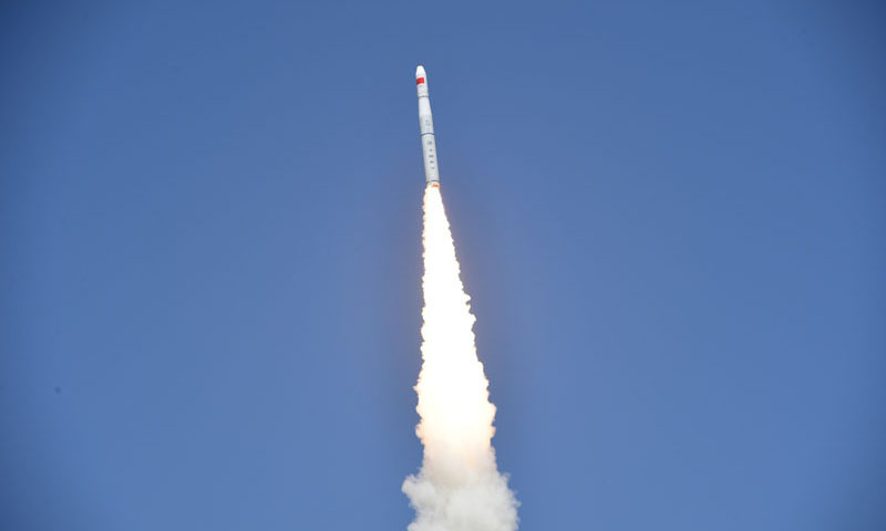 4月26日12时42分，我国在酒泉卫星发射中心用长征十一号固体运载火箭，采用“一箭五星”的方式成功将“珠海一号”02组卫星发射升空，卫星进入预定轨道。新华社发（汪江波 摄）