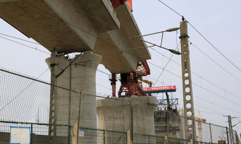 4月26日，在安徽省亳州市，中铁电气化局铁路工程公司施工人员在进行架梁作业。新华社发（倪树斌 摄）