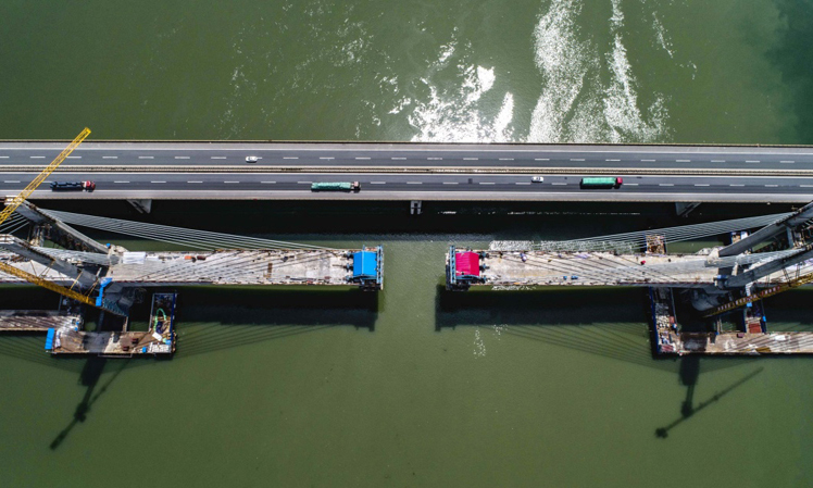 经过3年建设，由中铁十一局集团承建的蒙华铁路汉江特大桥主跨合龙在即。图中是主跨即将合龙的蒙华铁路汉江特大桥（5月7日航拍）。新华社发（金伟 摄）