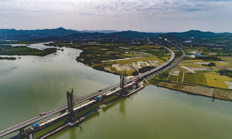 蒙华铁路汉江特大桥位于湖北省襄阳市区上游约3公里的汉江上，总长5242米，是蒙华铁路重点控制性工程之一。该桥江面共18座桥墩，位于江面上的主桥为双塔五跨部分斜拉桥，最大跨径248米。新华社发（金伟 摄）