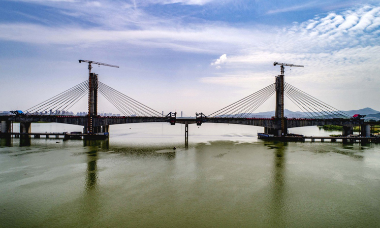 主跨即将合龙的蒙华铁路汉江特大桥（5月7日航拍）。新华社发（金伟 摄）