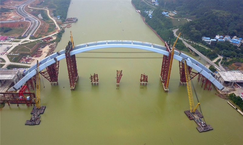 5月14日，广西柳州官塘大桥的5885吨中拱段整体提升到位。新华社发（黎寒池 摄）