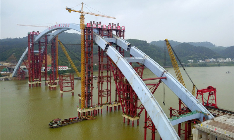 由中铁上海工程局投资建设的柳州官塘大桥跨度达457米。由于大桥是一跨过江，水中不设桥墩，因此桥梁的承重将全部集中于两岸的拱座上。据设计要求，拱座要分别承受高达1.75万吨的水平推力。新华社发（黎寒池 摄）