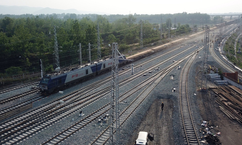 5月16日，货运列车从改建后的阳安二线褒河站通过（无人机拍摄）。新华社发（张博文 摄）