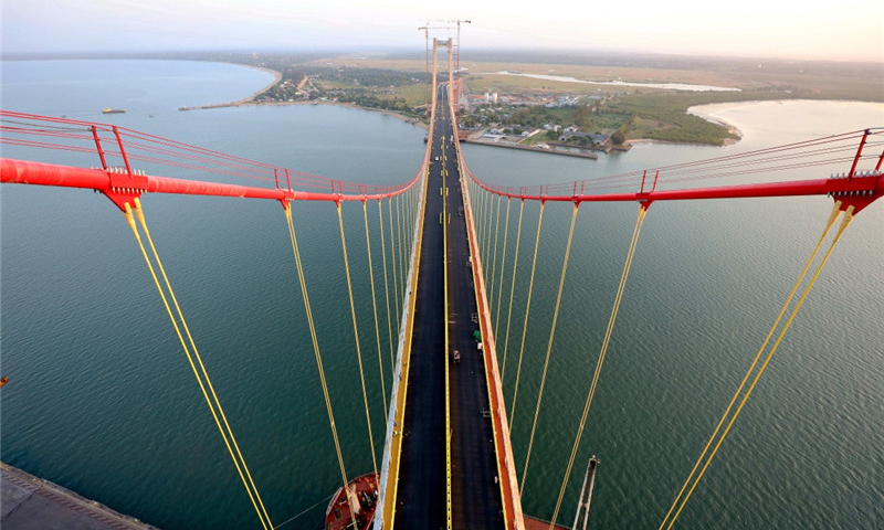 由中国路桥公司承建的中国在莫桑比克最大基建项目——马普托跨海大桥及其连接线工程预计将于2018年6月正式通车。（新华社记者 王腾 摄）