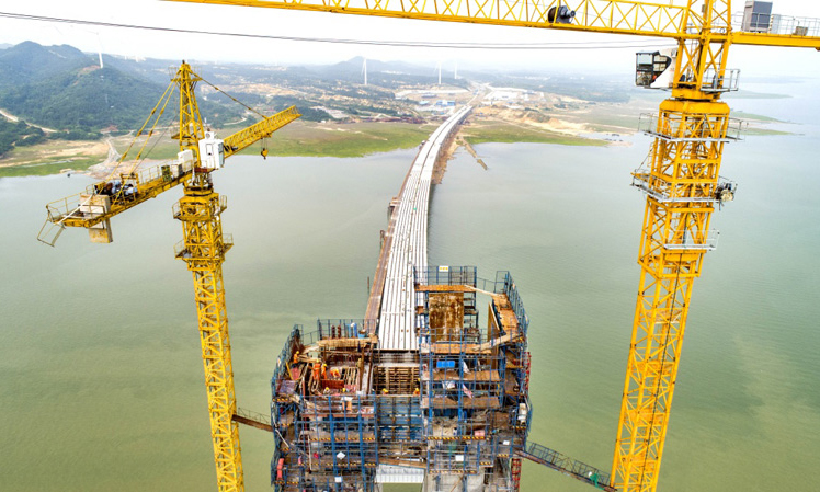 5月21日，工人在鄱阳湖二桥北主塔顶部施工（无人机拍摄）。新华社发（傅建斌 摄）