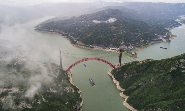 这是5月22日在湖北省秭归县拍摄的香溪长江大桥主拱合龙现场（无人机航拍）。新华社发（郑家裕 摄）