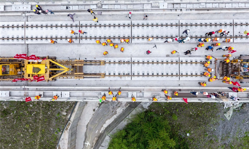 5月30日，中铁四局的建设者在四川省宜宾市兴文县境内进行铺轨作业。（新华社记者 薛玉斌 摄）