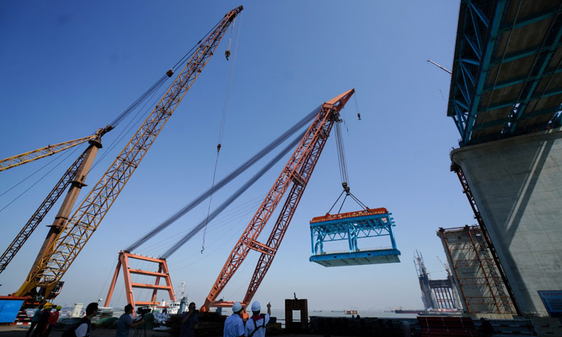 6月1日，沪通长江大桥首个超千吨大节段钢梁架设施工现场。（新华社记者 李响 摄）