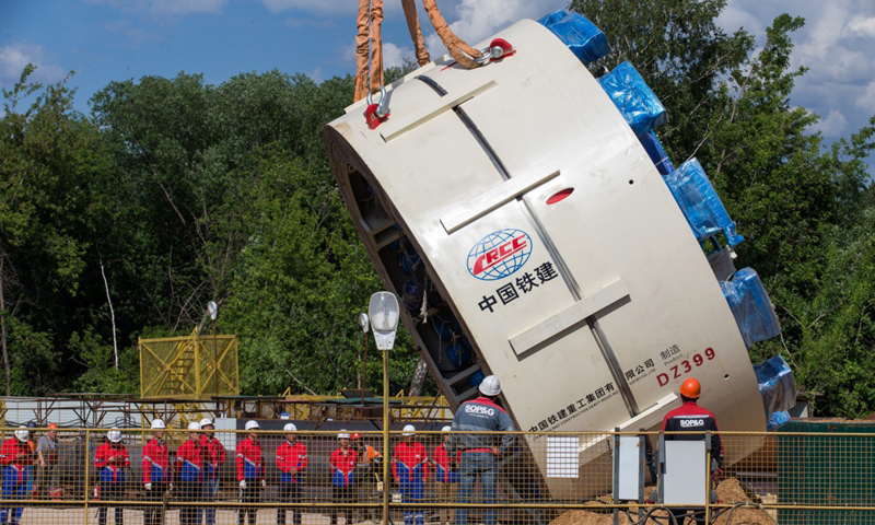6月3日，在俄罗斯首都莫斯科，起重机吊装盾构机核心部件。（新华社记者 白雪骐 摄）