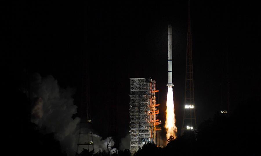 6月5日21时07分，我国风云二号H星在西昌卫星发射中心用长征三号甲运载火箭成功发射。（新华社记者 刘坤 摄）