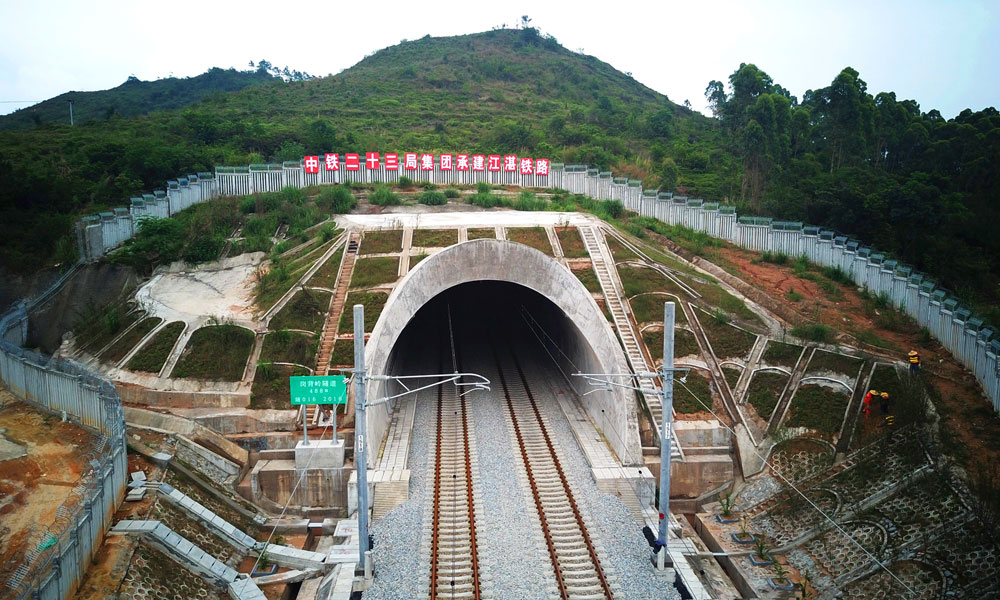 中铁二十三局承建的岗背岭隧道。（马鹏飞 摄）