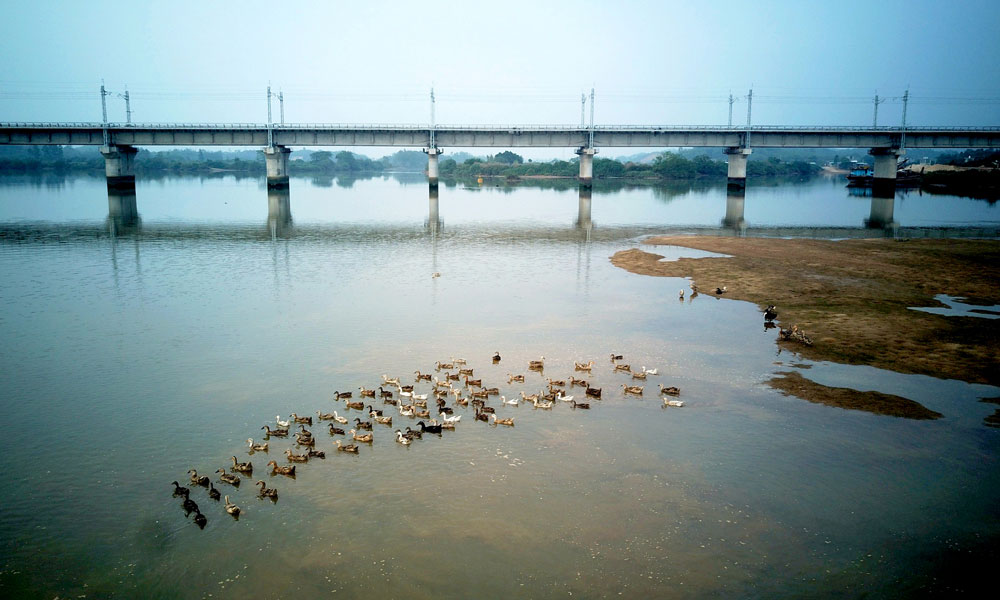 中铁二十三局承建的江湛铁路丰头河大桥。（马鹏飞 摄）
