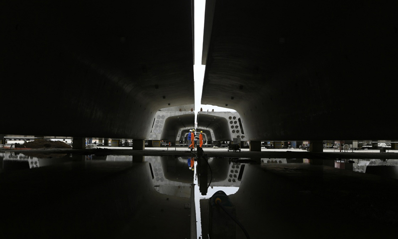 7月7日，中铁上海工程局工作人员在银西高铁甘宁段制梁场巡视。（新华社记者 王鹏 摄）