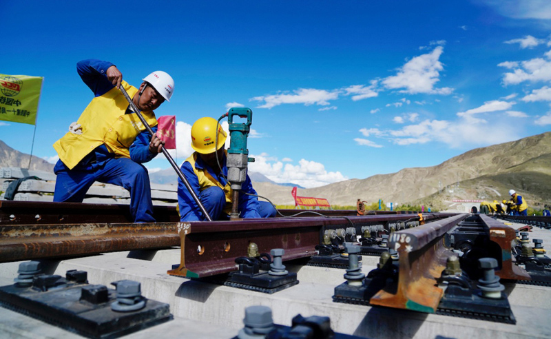 川藏铁路拉林段于2014年底开工建设，建设工期为7年，设计时速160公里，是西藏首条电气化铁路。图为9月16日，中铁十一局三公司施工人员在川藏铁路拉林段铺设首组道岔。（新华社记者 觉果 摄）