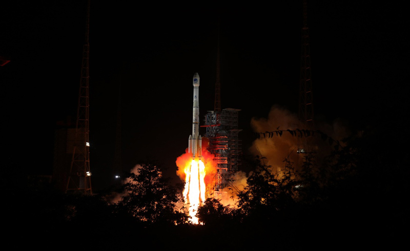 9月19日22时07分，我国在西昌卫星发射中心用长征三号乙运载火箭（及远征一号上面级），以“一箭双星”方式成功发射两颗北斗导航卫星。新华社发（梁珂岩 摄）