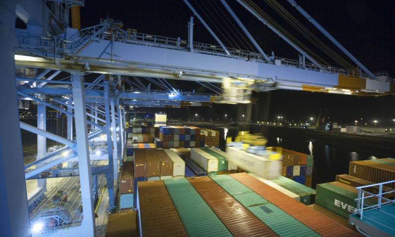 2018年1月22日，中远海运港口公司与比利时泽布吕赫港务局签署集装箱码头特许经营权协议，使其在国际海运尤其是西北欧航线中的重要性显著提升。随着“一带一路”倡议加速亚欧大陆互联互通，中远海运计划在5年内将泽布吕赫港集装箱码头年吞吐量增加到200万标准箱。图为10月15日晚，吊车在比利时泽布吕赫港集装箱码头进行装卸作业。（新华社记者 叶平凡 摄）