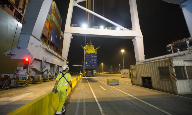图为10月15日晚，一名工人在比利时泽布吕赫港集装箱码头工作。（新华社记者 叶平凡 摄）