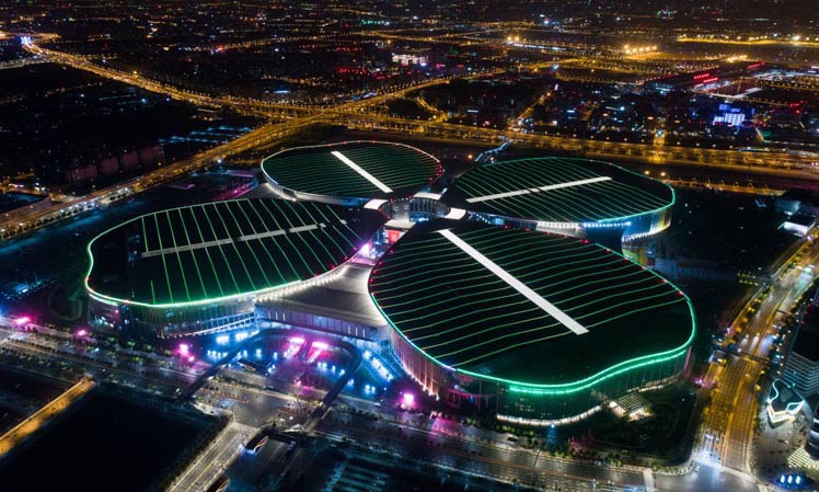 首届中国国际进口博览会将于11月5日至10日在上海举行。夜幕下的国家会展中心（上海）灯光璀璨，流光溢彩，静待八方宾客。图为中国国际进口博览会举办场地——国家会展中心（上海）。（新华社记者 丁汀 摄）