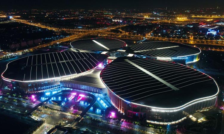 图为夜幕下的中国国际进口博览会举办场地——国家会展中心（上海）。（新华社记者 丁汀 摄）