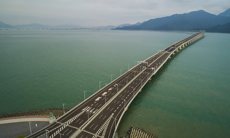 图为10月13日无人机拍摄的港珠澳大桥香港段。（新华社记者 吕小炜 摄）