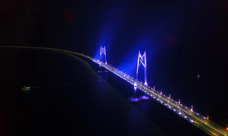 图为2017年12月30日夜晚拍摄的港珠澳大桥。12月31日，港珠澳大桥主体工程全线亮灯，基本具备通车条件。（新华社记者 梁旭 摄）