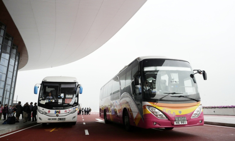 图为10月24日，港珠澳大桥跨境巴士到达珠海口岸。新华社发（王申 摄）