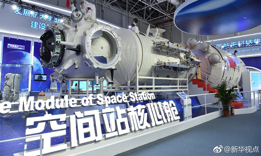 在11月6日开幕的珠海航展上，中国空间站“天宫”核心舱首次公开亮相，这将是未来中国人探索宇宙、太空驻留的“宇宙之家”，预计将于2022年前后完成在轨建造，成为国家级太空实验室。（新华社记者 胡喆 梁旭）