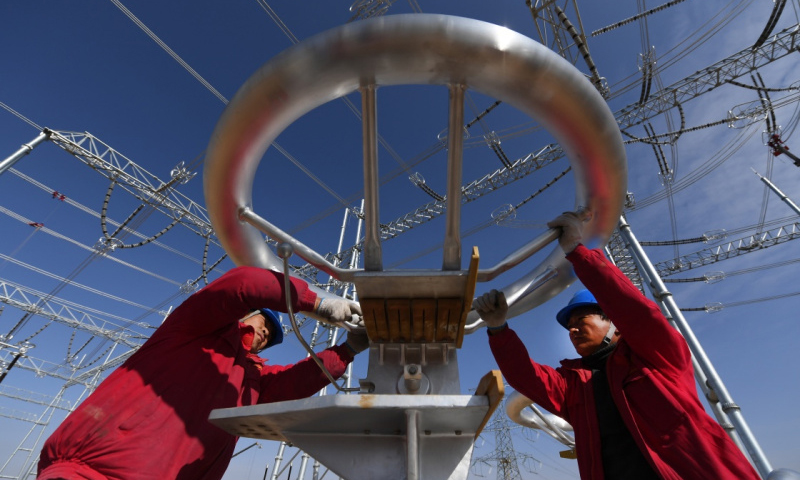 图为11月6日，国家电网陕西省电力公司的工作人员在陕北风电基地750千伏集中送出工程定靖750千伏变电站进行隔离开关均压环组装。（新华社记者 刘潇 摄）