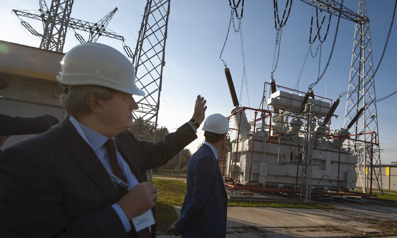 图为11月8日，在波兰东部城市科杰尼采，波兰员工介绍刚刚完成扩建改造的科杰尼采变电站的新设施。新华社发（亚普·阿林摄）