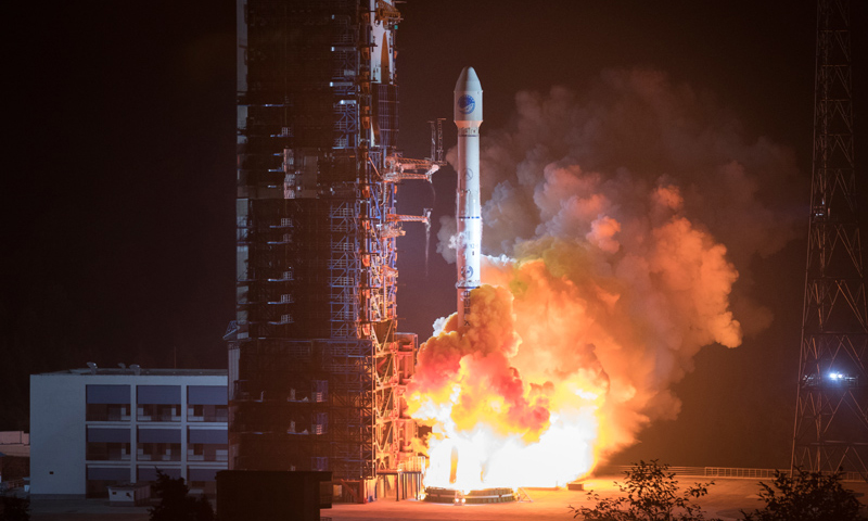 11月19日2时7分，我国在西昌卫星发射中心用长征三号乙运载火箭（及远征一号上面级），以“一箭双星”方式成功发射第四十二、四十三颗北斗导航卫星。（新华社记者 琚振华 摄）