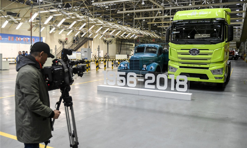 图为11月30日，媒体记者在拍摄展出的第一代解放CA10型卡车（左）和解放J7卡车（右）。（新华社记者 许畅 摄）