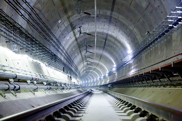 图为中铁十四局承建的全线最长盾构隧道.