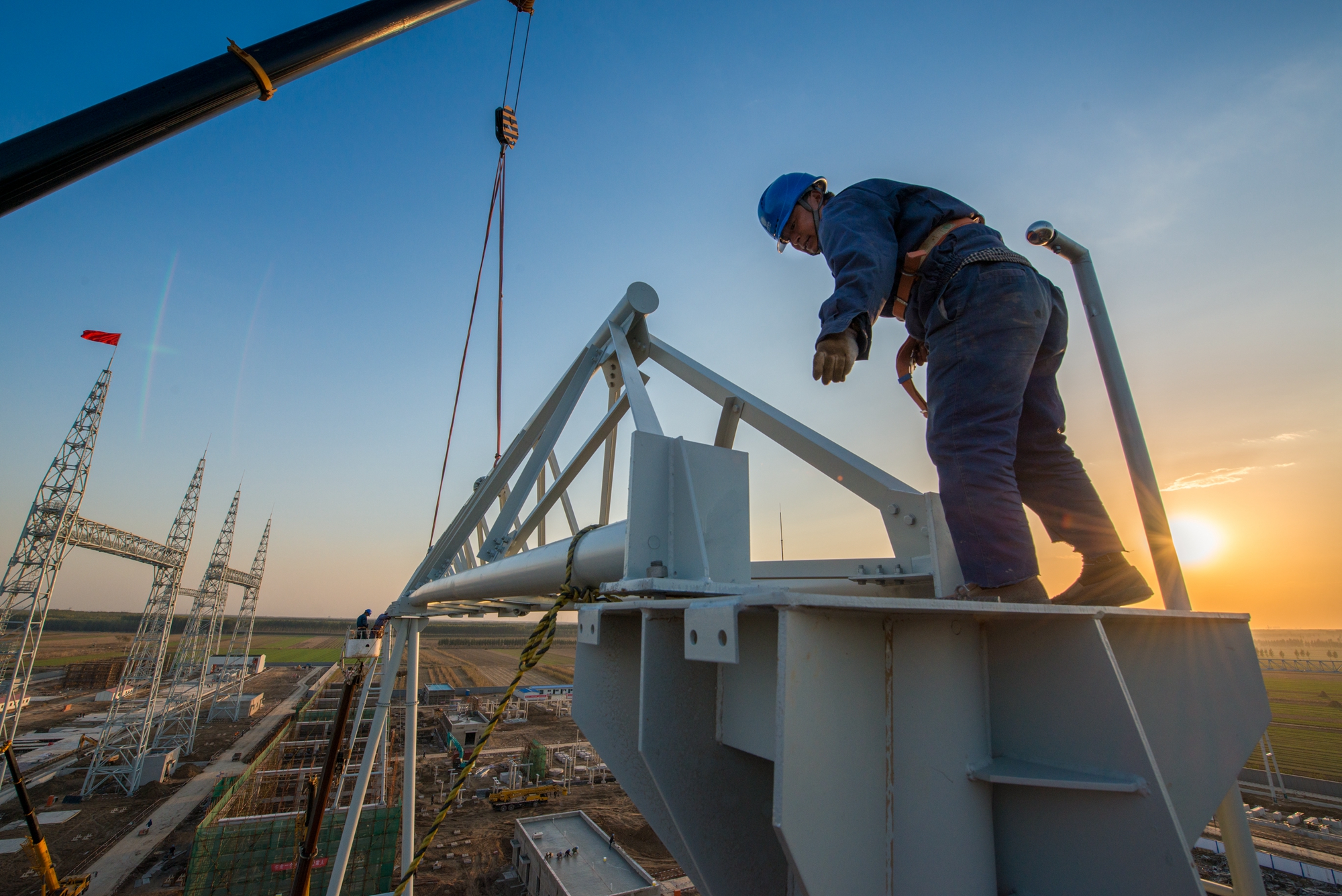 说明: 说明: C:\Users\Administrator\Desktop\邹明特高压照片\邹明摄影-2015年10月27日,北京东站500千伏构架全部吊装完成。2.jpg