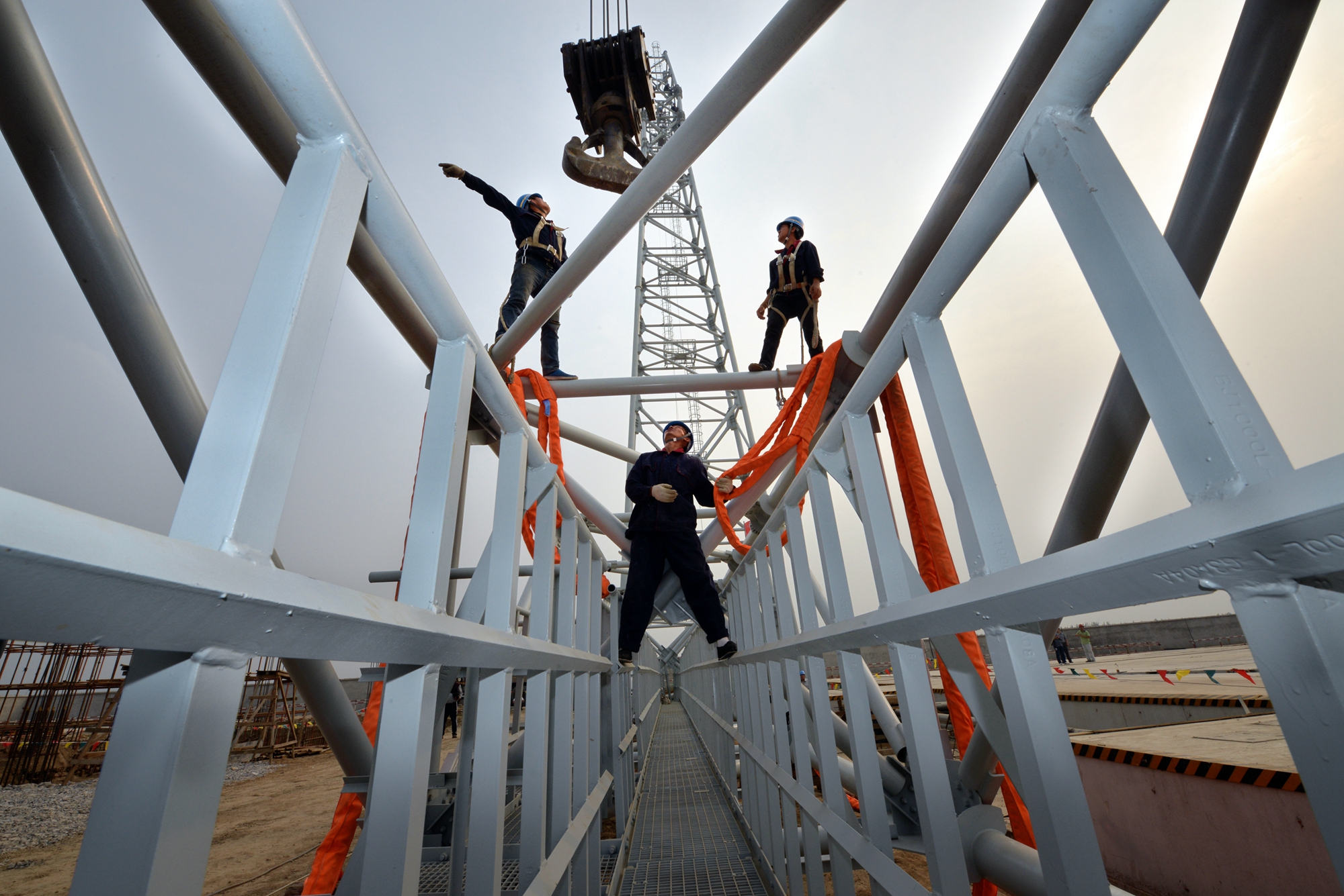 说明: 说明: C:\Users\Administrator\Desktop\新建文件夹\邹明摄影-2015年9月22日,北京东1000千伏特高压变电站1000千伏构架第一榀横梁起吊。.jpg